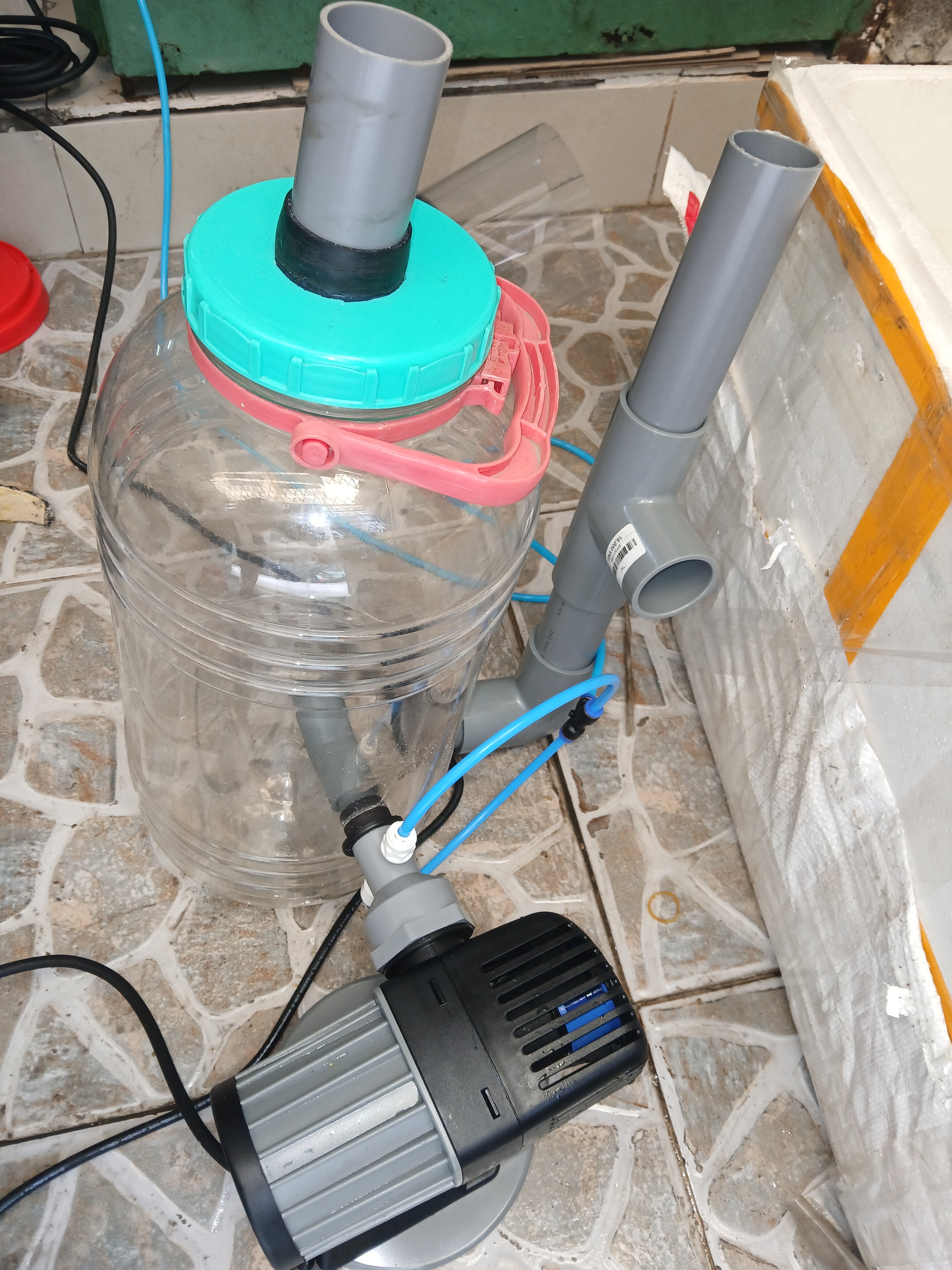 Poor-man Protein Skimmer : an example for seafood retailer and STEM lover